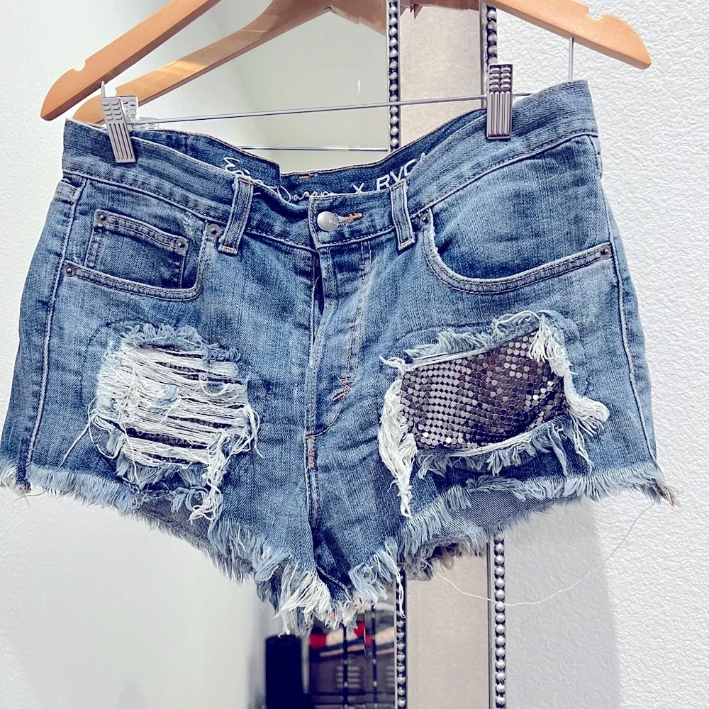 RVCA + ERIN WASSON COLLAB DENIM SHORTS W/ METAL CHAIN SIZE: 30 COLOR: MED BLUE - Picture 1 of 5